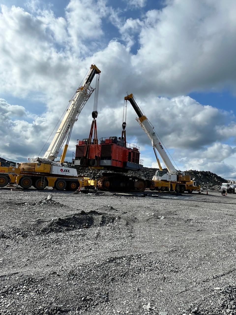 Montagem Escavadeira Hitachi