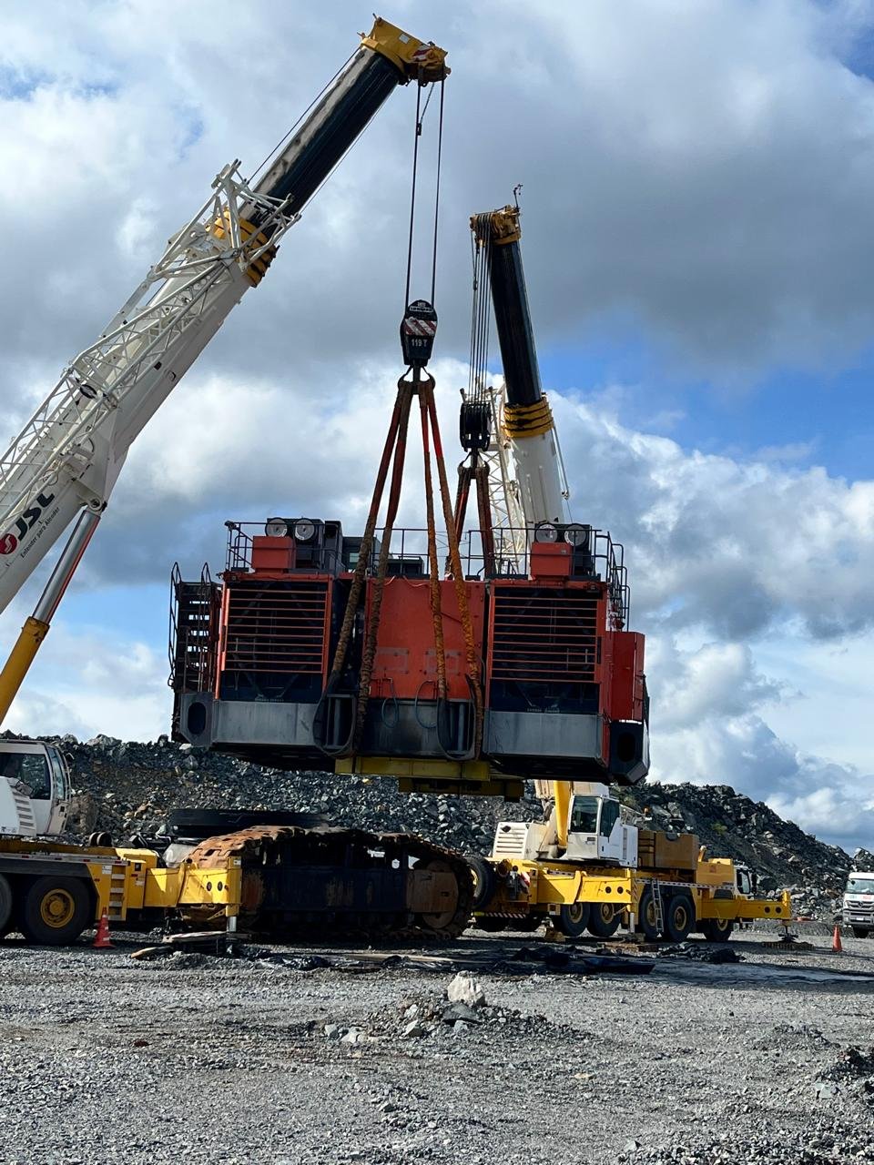 Montagem Escavadeira Hitachi 2